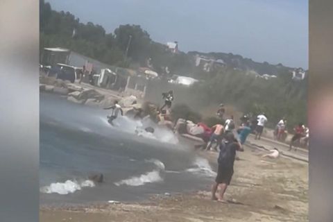 Griechenland: Startendes Flugzeug pustet Touristen ins Mittelmeer