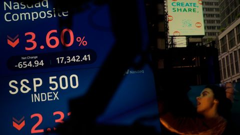 Eine Tafel mit sinkenden Kursangaben von KI-Aktien