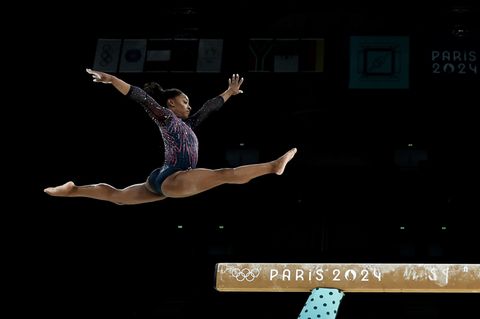 Olympia 2024 in Paris: Simone Biles springt auf den Schwebebalken