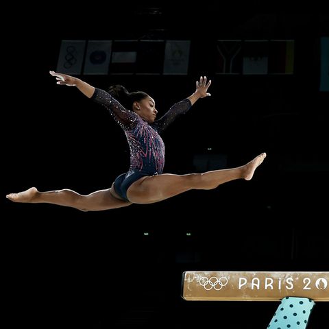 Olympia 2024 in Paris: Simone Biles springt auf den Schwebebalken