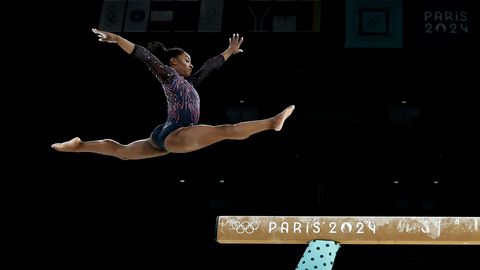 Olympia 2024 in Paris: Simone Biles springt auf den Schwebebalken