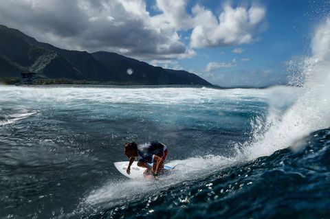 Surfer Kauli Vaast reitet eine Welle vor der Küste Tahitis