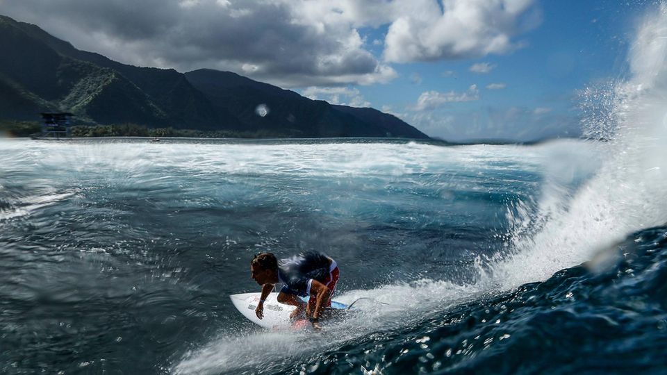 Surfer Kauli Vaast reitet eine Welle vor der Küste Tahitis