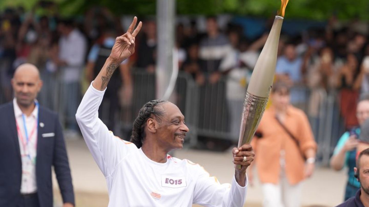Prominenter Fackelträger: Applaus und kleiner Tanz: Snoop Dogg trägt olympische Flamme