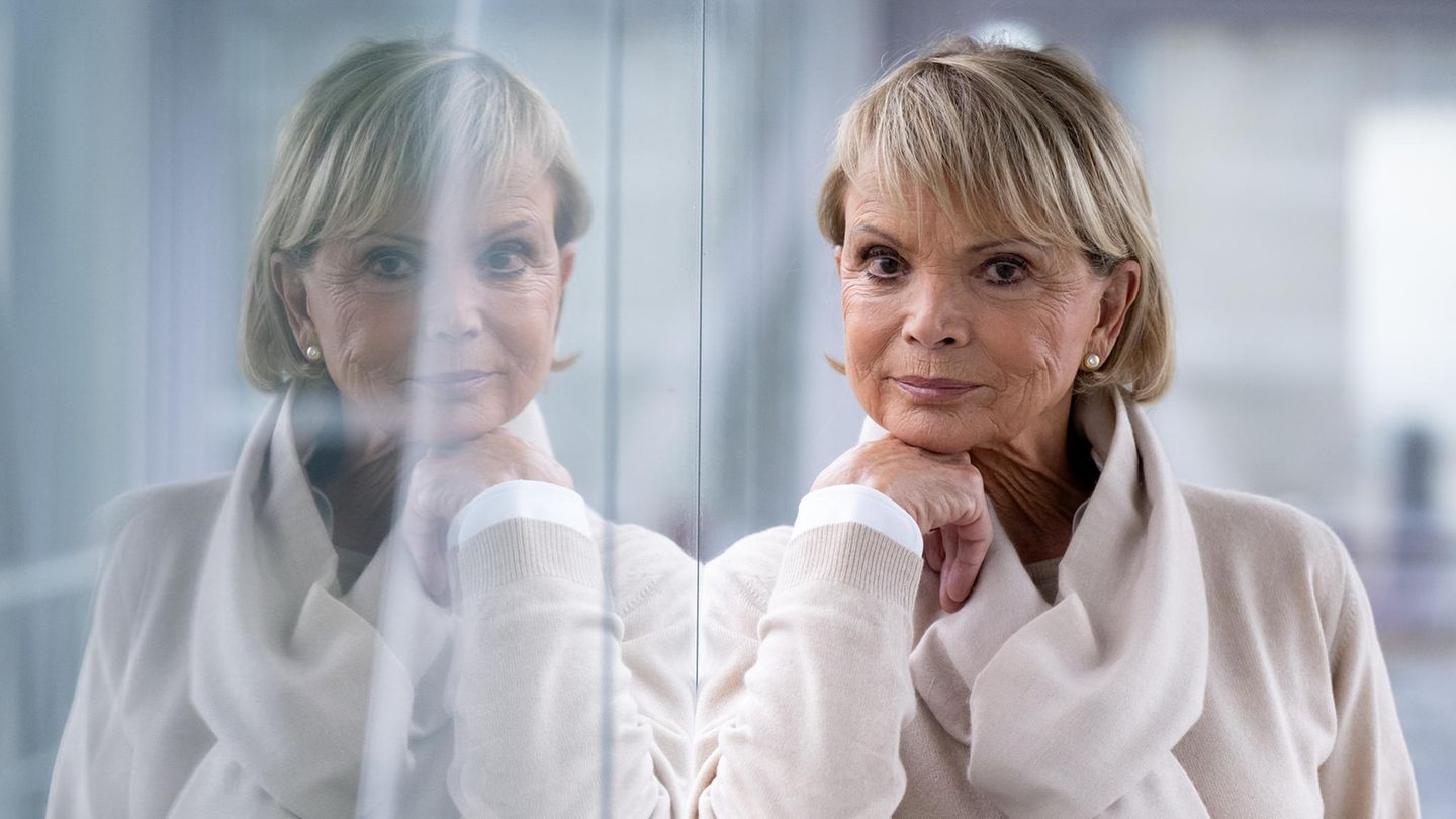 Uschi Glas Uschi Glas spiegelt sich in einer Scheibe
