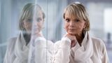 Uschi Glas spiegelt sich in einer Scheibe