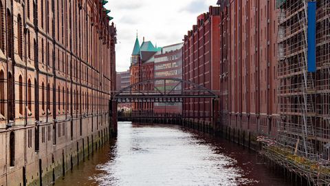 Der Brooksfleet schlängelt sich durch die Speicherstadt und ist von historischen Lagerhäusern gesäumt.