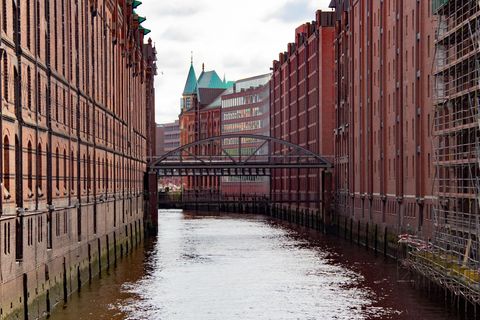 Der Brooksfleet schlängelt sich durch die Speicherstadt und ist von historischen Lagerhäusern gesäumt.