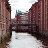 Der Brooksfleet schlängelt sich durch die Speicherstadt und ist von historischen Lagerhäusern gesäumt.