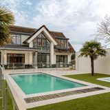 Romee Strijd: Ein Haus mit Pool