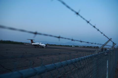 Ein Flugzeug auf dem Rollfeld im dunkeln
