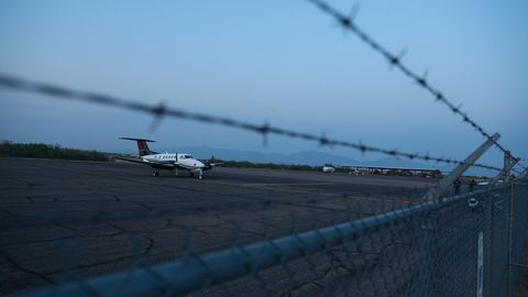 Ein Flugzeug auf dem Rollfeld im dunkeln