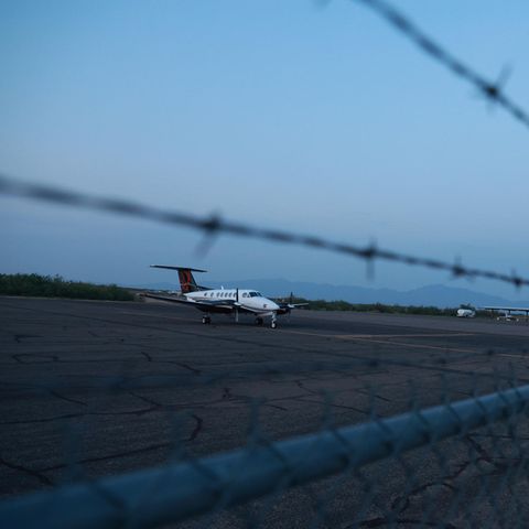 Ein Flugzeug auf dem Rollfeld im dunkeln
