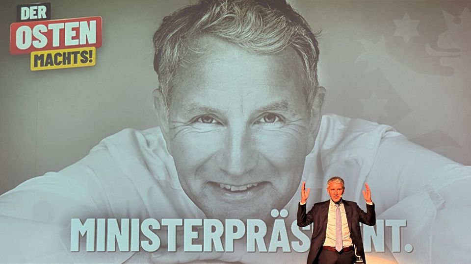 Der alte Westdeutsche spielt die Rolle des Oberossi: Björn Höcke beim Wahlkampfauftakt Ende Juli im thüringischen Arnstadt