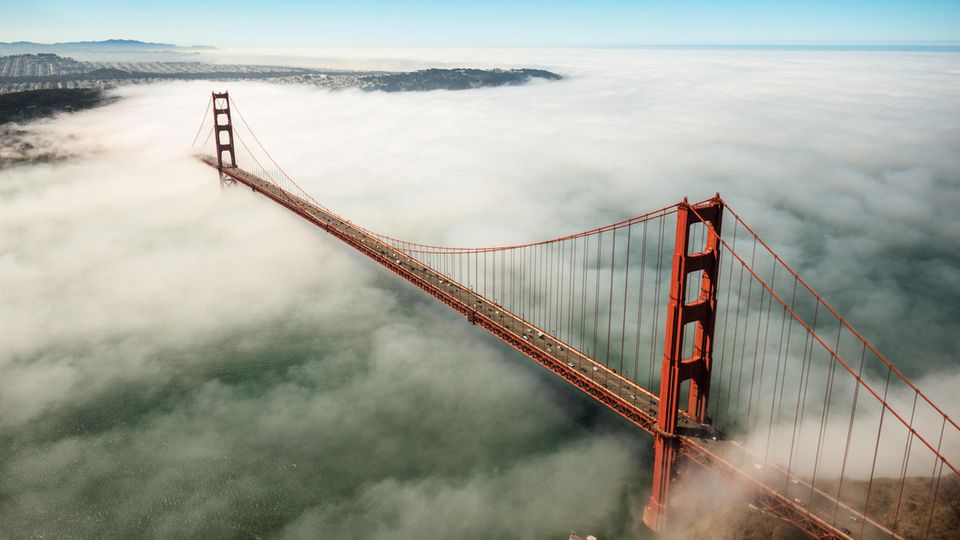 Die Golden Gate Bridge von oben zwischen den Wolken