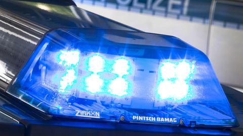 Ein Blaulicht leuchtet am auf dem Dach eines Polizeiwagens