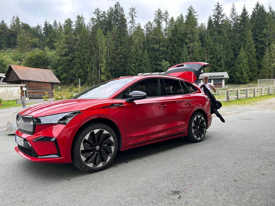 Škoda Enyaq 85x: Abreise vom Guggenberg: Auf den 950 Kilometern bis Köln begnügte sich der 2,2-Tonnen-Stromer mit unter 18 KWh auf 100 Kilometern. Das ist beeindruckend. Abreise vom Guggenberg: Auf den 950 Kilometern bis Köln begnügte sich der 2,2-Tonnen-Stromer mit unter 18 KWh auf 100 Kilometern. Das ist beeindruckend.