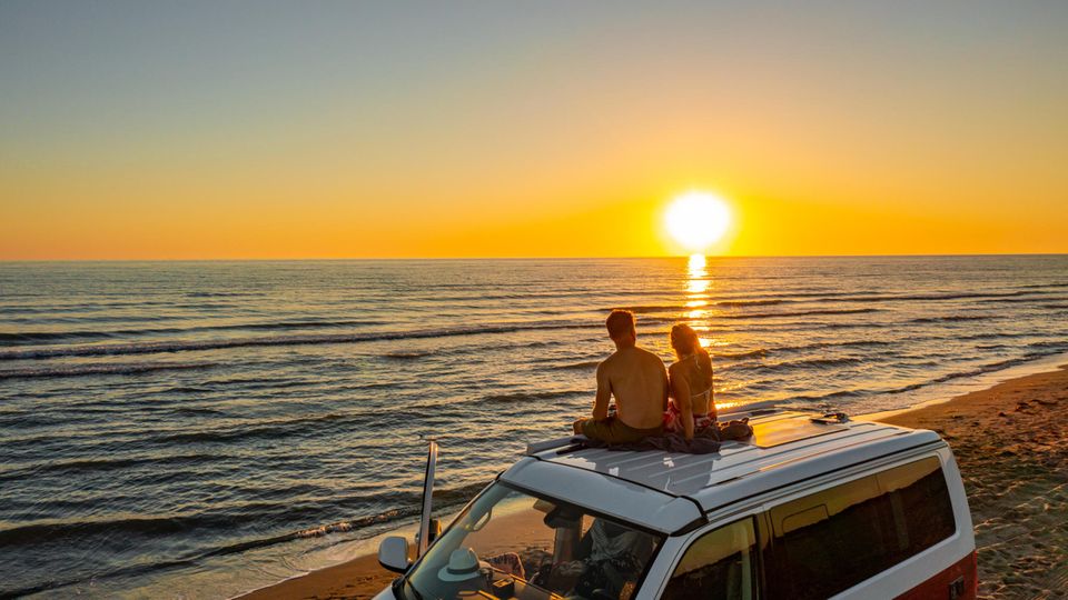 Urlaubsflirt Symbolbiild: Ein Paar auf einem Van
