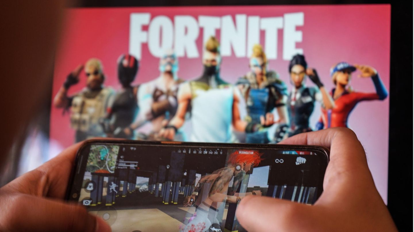 Fortnite, Genshin Impact und co: Der Währungsrechner für die tückischen In-Game-Käufe  Sechs Milliarden Euro geben die Deutschen für Games aus. Der Löwenanteil wird über In-Game und In-App Käufe ausgegeben. Der Trick der Games-Verlage: Das Spiel ist kostenlos, die Gamer können sich jedoch Vorteile oder stärkere Figuren im Spiel kaufen. Meist sind das kleine Geldbeträge, für die dann ein bestimmte Menge einer Fantasiewährung im Spiel freigeschaltet wird. Wenige Euro für eine neue Spielfigur in einem kostenlosen Spiel fallen in der Haushaltskasse weniger auf als 50 Euro für ein neues Game. Die Minibeträge sind indes tückisch. Wer nicht aufpasst, gibt schnell mehr aus, als er sollte. Einige Banken, wie zum Beispiel die Sparkassen, bieten clevere Tools an, um die Ausgaben bei In-Game-Geschäften im Auge zu behalten. Sie funktionieren wie ein Währungsrechner. 