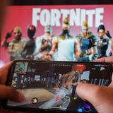 Fortnite, Genshin Impact und co: Der Währungsrechner für die tückischen In-Game-Käufe  Sechs Milliarden Euro geben die Deutschen für Games aus. Der Löwenanteil wird über In-Game und In-App Käufe ausgegeben. Der Trick der Games-Verlage: Das Spiel ist kostenlos, die Gamer können sich jedoch Vorteile oder stärkere Figuren im Spiel kaufen. Meist sind das kleine Geldbeträge, für die dann ein bestimmte Menge einer Fantasiewährung im Spiel freigeschaltet wird. Wenige Euro für eine neue Spielfigur in einem kostenlosen Spiel fallen in der Haushaltskasse weniger auf als 50 Euro für ein neues Game. Die Minibeträge sind indes tückisch. Wer nicht aufpasst, gibt schnell mehr aus, als er sollte. Einige Banken, wie zum Beispiel die Sparkassen, bieten clevere Tools an, um die Ausgaben bei In-Game-Geschäften im Auge zu behalten. Sie funktionieren wie ein Währungsrechner. 