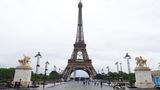 Der Eiffelturm, hier kurz vor Beginn der Eröffnungszeremonie, steht im Zentrum von Paris und im Zentrum der Olympischen Spiele. Der Himmel ist leider bedeckt und es ist regnerisch