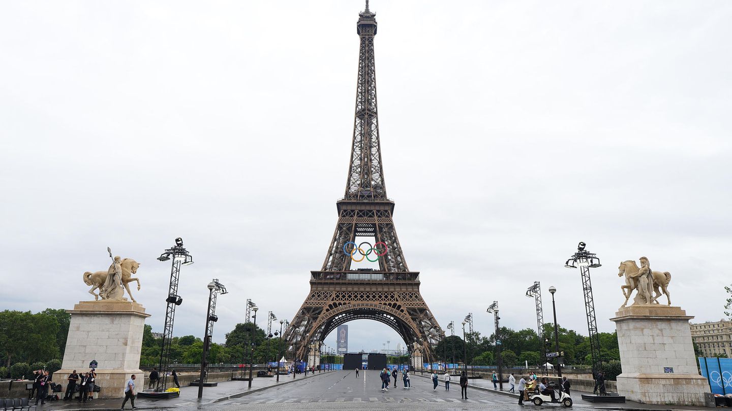 Olympia 2024: Der Eiffelturm, hier kurz vor Beginn der Eröffnungszeremonie, steht im Zentrum von Paris und im Zentrum der Olympischen Spiele. Der Himmel ist leider bedeckt und es ist regnerisch Der Eiffelturm, hier kurz vor Beginn der Eröffnungszeremonie, steht im Zentrum von Paris und im Zentrum der Olympischen Spiele. Der Himmel ist leider bedeckt und es ist regnerisch