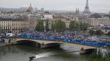 Gleich geht es los. Auf den Brücken über der Seine haben sich Zuschauer eingefunden, während unten ein Patrouillen-Boot fährt. Sicherheit geht über alles   