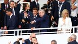 Auf der Tribüne am Trocadéro am Eiffelturm, wo die große Parade enden wird, finden sich der französische Präsident Emmanuel Macron und IOC-Präsident Thomas Bach ein