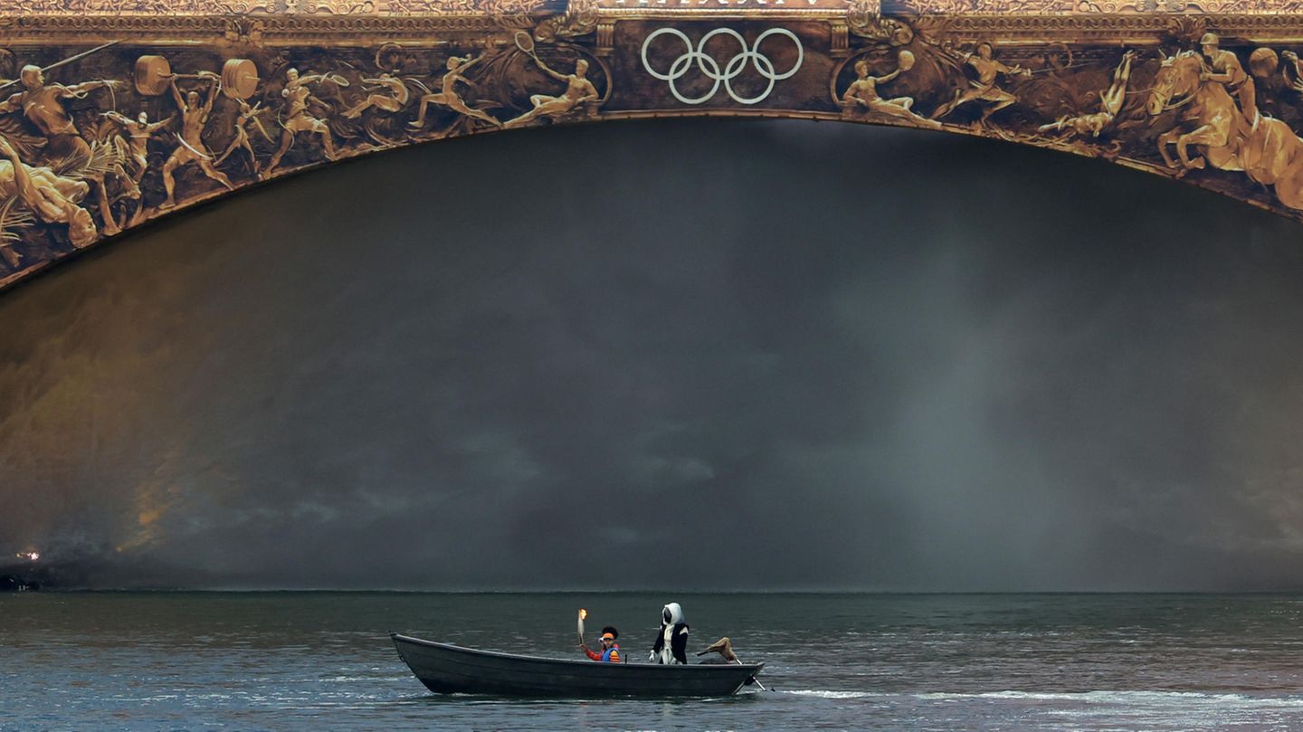 Der geheimnisvolle Mann, der die Fackel trägt und aus dem Nebel unter der Austerlitz-Brücke auftaucht