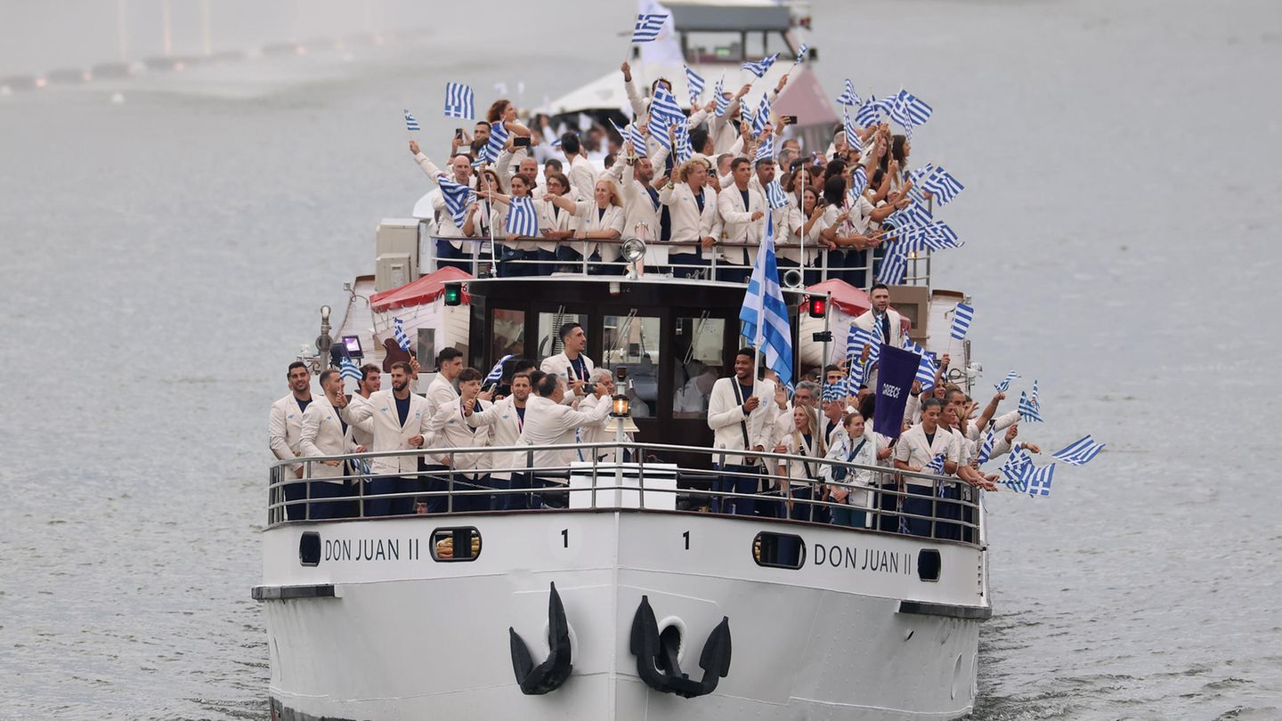 Statt der Einlaufparade fahren die Olympia-Teams auf Booten über die Seine. Die griechische Mannschaft kommt traditionell an erster Stelle