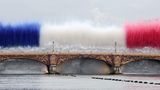 Der imposante Startschuss: Die Austerlitz-Brücke, wo die Boote mit den Mannschaften ihre Fahrt beginnen, explodiert in den Farben der französischen Tricolore