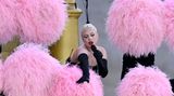 Lady Gaga schreitet eine goldene Treppe herab und singt den französischen Chanson "Mon Truc En Plumes"