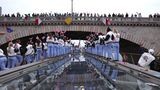 Das britische Team wird von den Zuschauern auf der Brücke gefeiert
