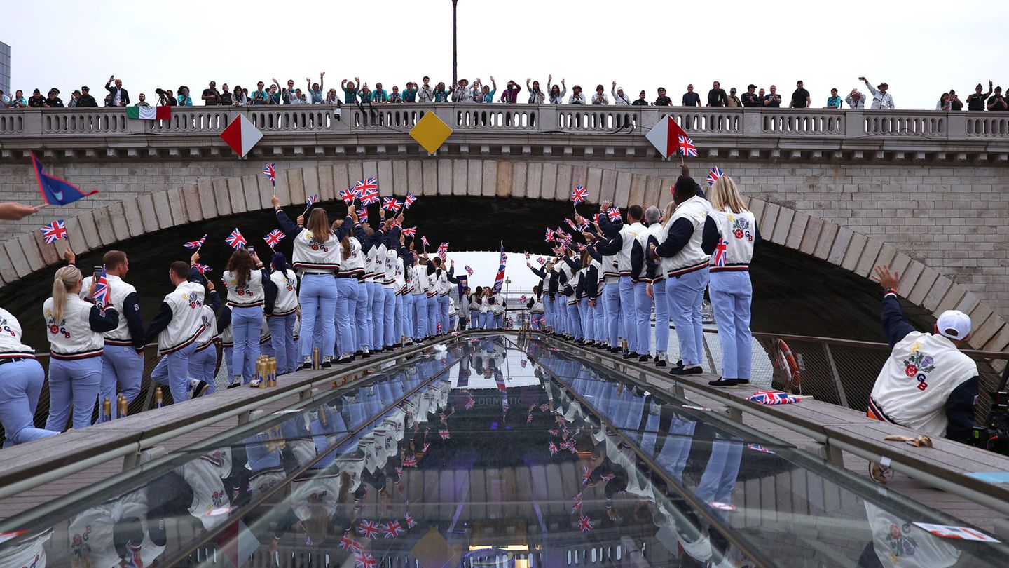 Das britische Team wird von den Zuschauern auf der Brücke gefeiert