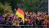 Die deutsche Olympia-Mannschaft fährt auf dem dritten Boot. Vorne links sind die deutschen Fahnenträger zu sehen, der Basketballer Dennis Schröder und die Judo-Kämpferin Anna-Maria Wagner
