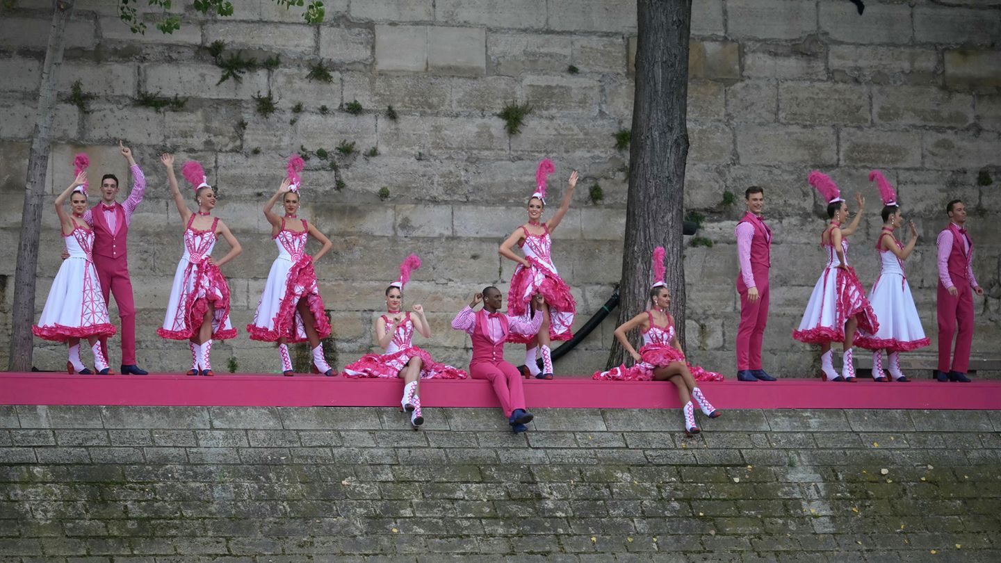 Die rosa Tänzerinnen führen einen weiteren Klassiker auf: den Cancan. So viel Paris muss sein