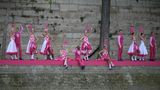 Die rosa Tänzerinnen führen einen weiteren Klassiker auf: den Cancan. So viel Paris muss sein