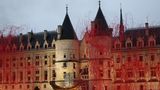 Spektakulär ist die Inszenierung am Justizpalast. Die während der Revolution geköpfte französische Königin Marie-Antoinette taucht in den Fenstern auf und zeigt den Zuschauern ihren Kopf. Dazu spielt die Metalband Gojira live auf den Balkonen. Passend dazu wirbelt ein gewaltiger Blutschleier durch die Lüfte
