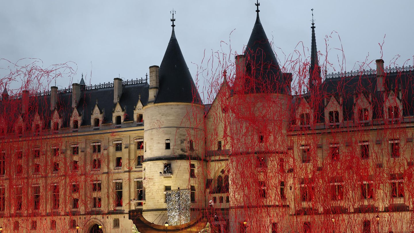 Olympia 2024: Spektakulär ist die Inszenierung am Justizpalast. Die während der Revolution geköpfte französische Königin Marie-Antoinette taucht in den Fenstern auf und zeigt den Zuschauern ihren Kopf. Dazu spielt die Metalband Gojira live auf den Balkonen. Passend dazu wirbelt ein gewaltiger Blutschleier durch die Lüfte Spektakulär ist die Inszenierung am Justizpalast. Die während der Revolution geköpfte französische Königin Marie-Antoinette taucht in den Fenstern auf und zeigt den Zuschauern ihren Kopf. Dazu spielt die Metalband Gojira live auf den Balkonen. Passend dazu wirbelt ein gewaltiger Blutschleier durch die Lüfte
