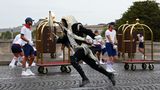 Zwischendurch taucht der geheimnisvolle Fackelträger, der die Hauptfigur aus dem Computerspiel Assassin's Creed zum Vorbild hat, auf der Pont Neuf auf