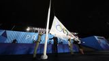 Die olympische Fahne wird auf dem Trocadero am Fuße des Eiffelturms zur Hymne gehisst