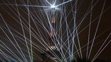 Eine gewaltige Lasershow umspielt den Eiffelturm