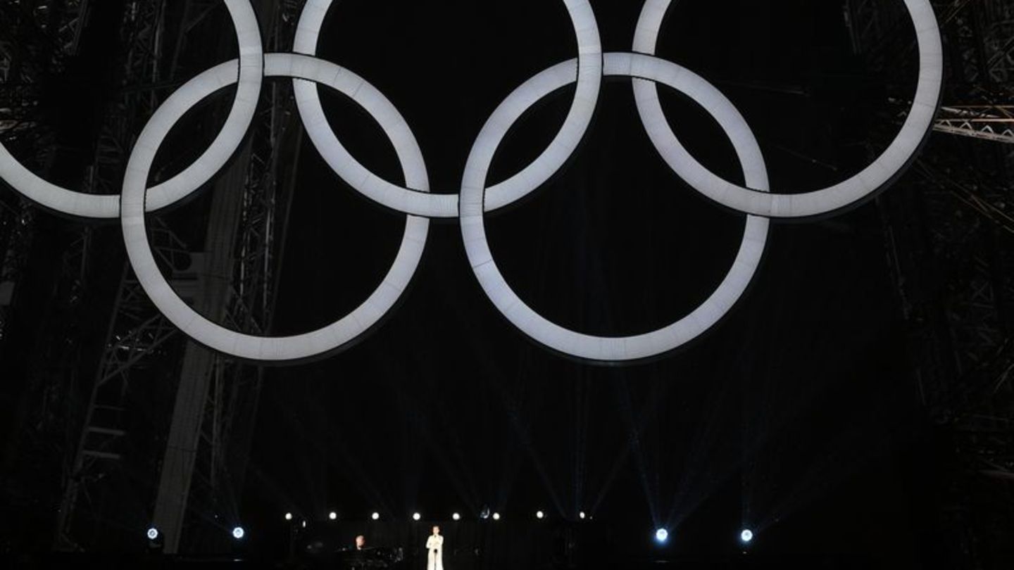 Spiele in Paris: Auf dem Eiffelturm: Céline Dion singt bei Olympia-Eröffnung