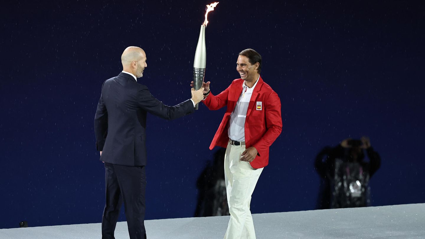 Der frühere Fußballer Zinedine Zidane macht sich als Fackelträger nützlich, ebenso wie Tennisprofi Rafael Nadal 