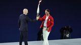 Der frühere Fußballer Zinedine Zidane macht sich als Fackelträger nützlich, ebenso wie Tennisprofi Rafael Nadal 