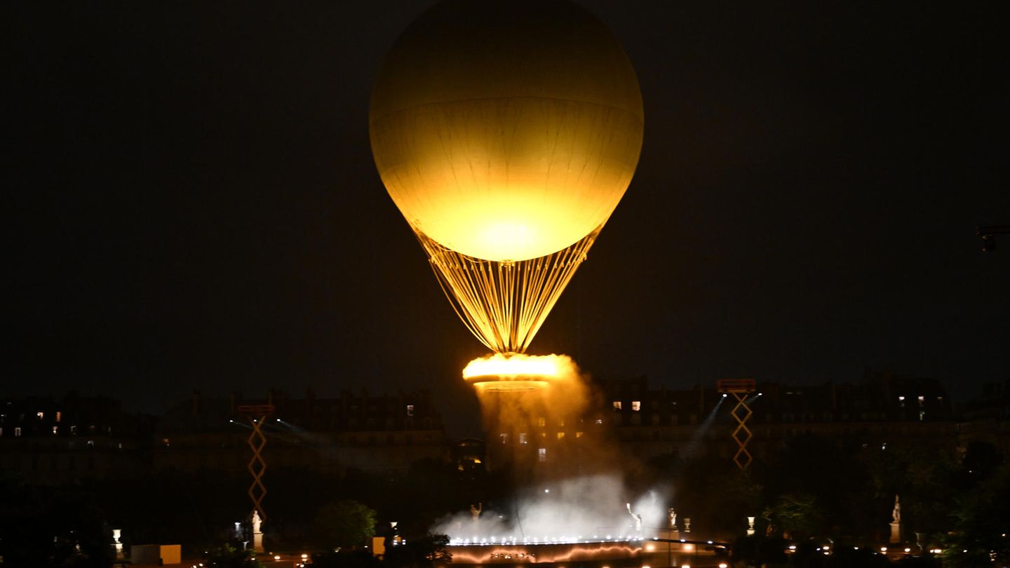 Nachdem das olympische Feuer brennt, hebt der Ballon ab. Er wird während der Dauer der Spiele über Paris schweben   