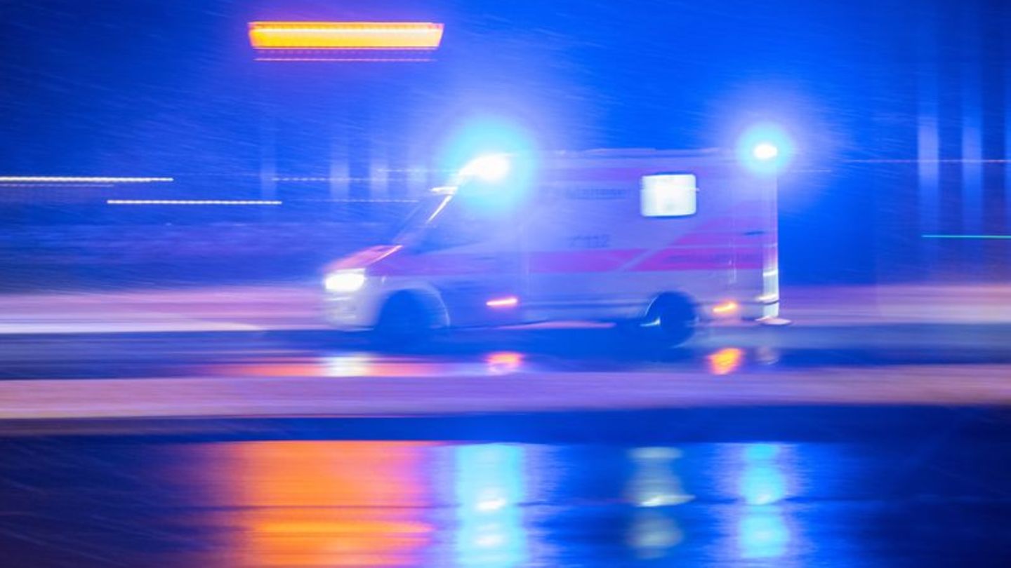 Verkehrsunfall-Motorradfahrerin-f-hrt-gegen-Haus-lebensgef-hrlich-verletzt