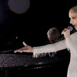 Olympia-Eröffnung: Neben Céline Dion prasselte der Regen auf das Klavier, doch sie sang unbeirrt einen Klassiker von Edith Piaf