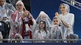 Die Fürstenfamilie aus Monaco völlig durchnässt auf den Rängen bei Olympia