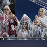 Die Fürstenfamilie aus Monaco völlig durchnässt auf den Rängen bei Olympia
